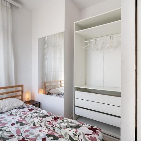 Light Modern Apartment In The Heart Of Anversa Esterno foto