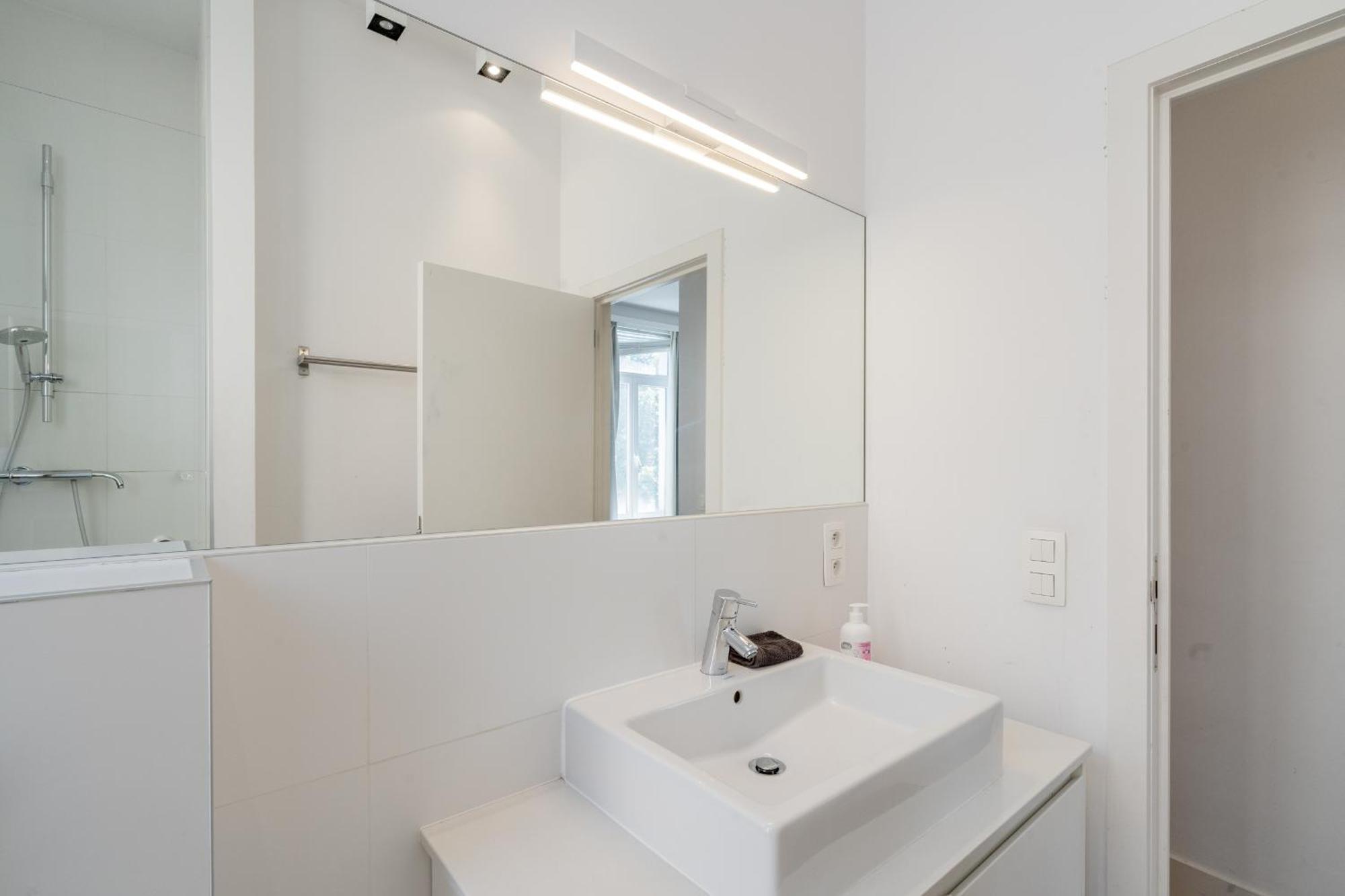 Light Modern Apartment In The Heart Of Anversa Esterno foto