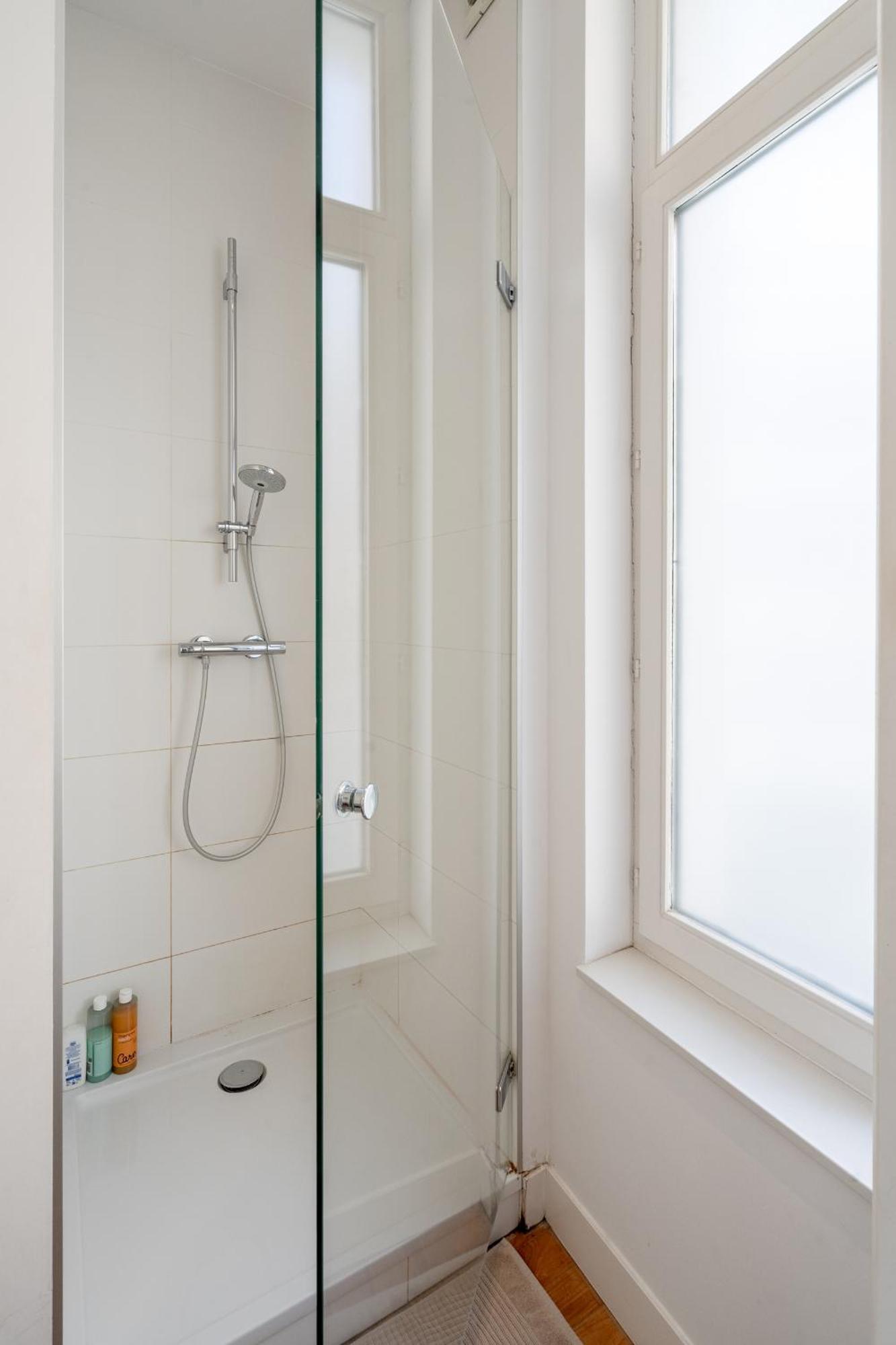 Light Modern Apartment In The Heart Of Anversa Esterno foto