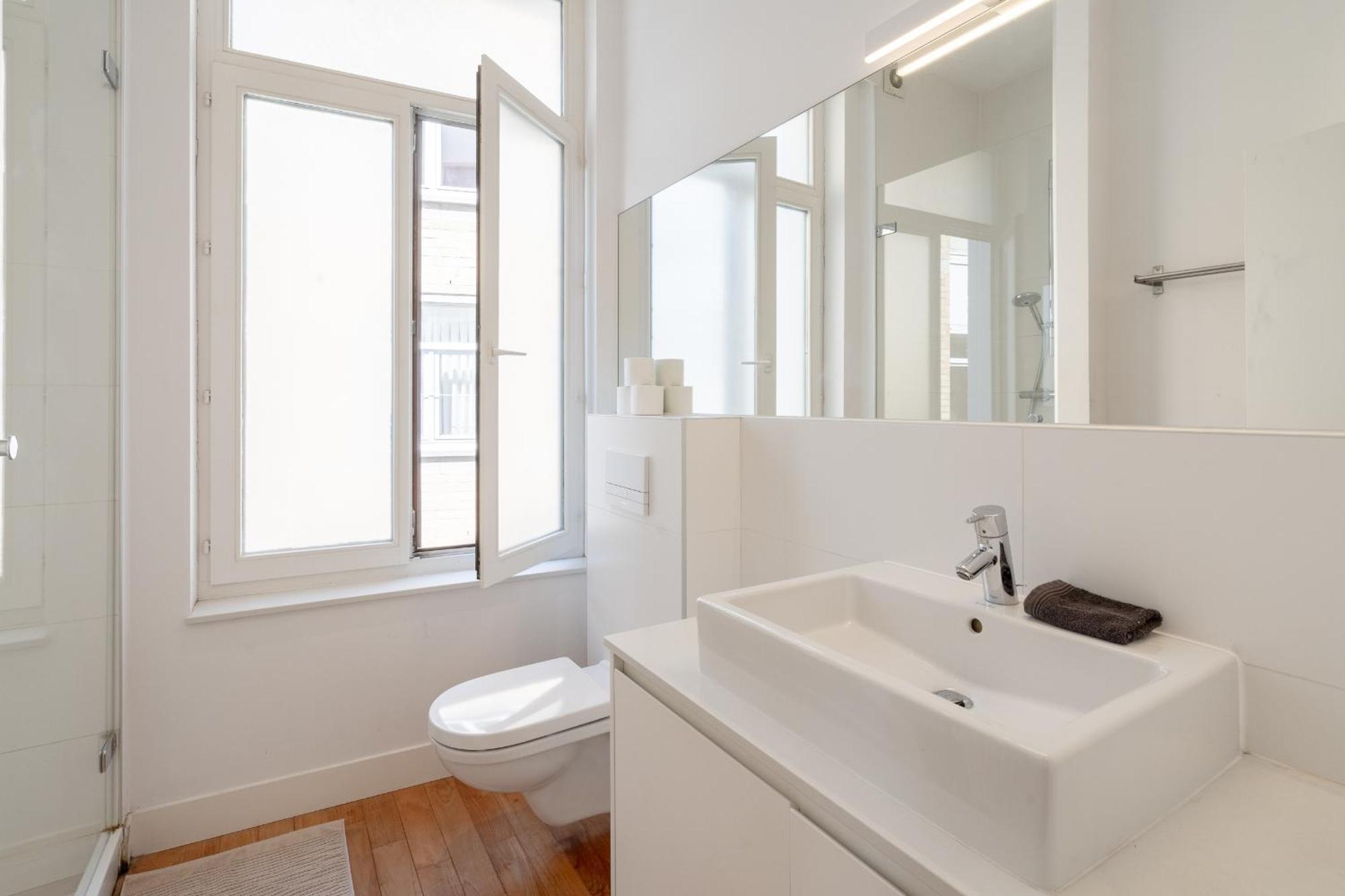 Light Modern Apartment In The Heart Of Anversa Esterno foto